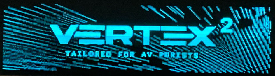 Det 3,12 tommer store blå OLED-display på HDfury Vertex 2 med Vertex 2-startlogoet og linjen Tailored for AV purists