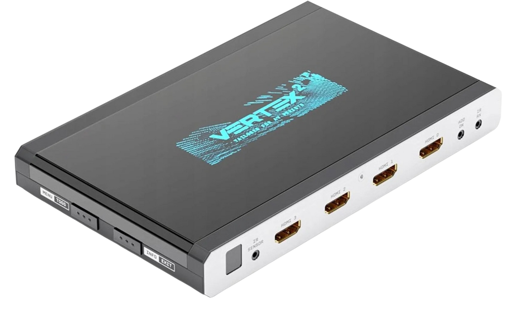 HDfury Vertex 2 HDMI-matrix og -switch set skråt oppefra, indgangssiden: IR-sensor, fire HDMI-indgange nummereret 0 til 3, add-on- og IR RX-stik